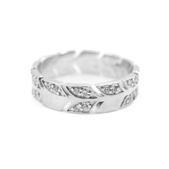 Nature-inspired silver jewelry with leaf patterns and diamonds.
Hip hop jewelry Leaf Ring in sterling silver.
Unique diamond-studded silver Leaf Ring.
CZ-studded Leaf Ring in 925 silver jewelry.
Minimalist Leaf Ring with diamond details for casual wear.